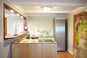 Réfrigérateur, un four, surface de cuisson, lave-vaisselle