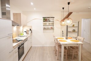 Oven, stovetop, cookware/dishes/utensils - Haevn by the Sea, Fire Room (Reußenköge)