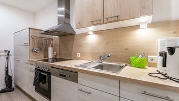 Oven, stovetop, cookware/dishes/utensils