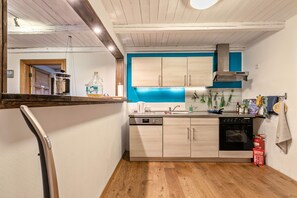 Réfrigérateur, un four, surface de cuisson, lave-vaisselle