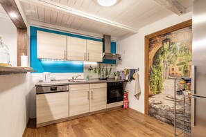 Frigorífico, horno, placa de cocina y lavavajillas