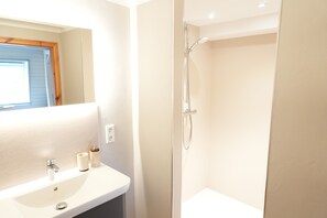 Shower, hair dryer, towels - Haevn by the Sea, Room Meerzeit (Reußenköge)