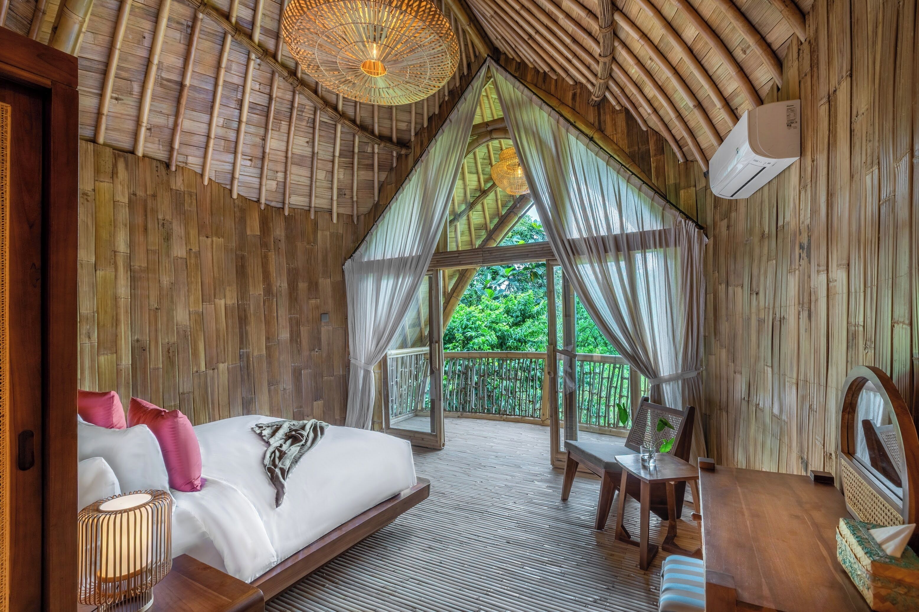 Meja kerja, ruang kerja ramah laptop, dan Wi-Fi gratis