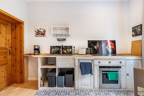 Ovn, kokeplater og kjøkkenutstyr