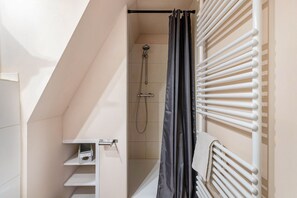 Shower, hair dryer, towels - Haevn by the Sea, Rauchquarz Room (Reußenköge)