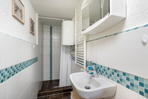 Douche, sèche-cheveux, serviettes fournies