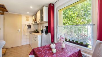 KĂŒhlschrank, Herdplatte, Wasserkocher mit Kaffee-/Teezubehör