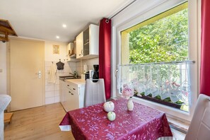 Kühlschrank, Herdplatte, Wasserkocher mit Kaffee-/Teezubehör