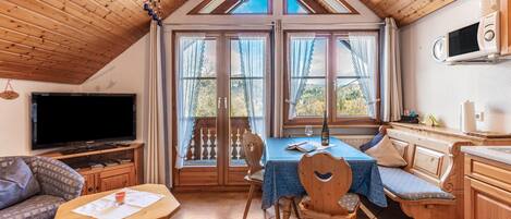 Televisie, een tafeltennistafel en een stereo