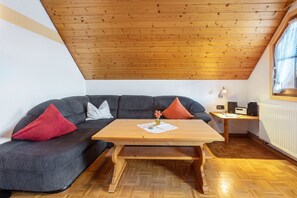 Télévision, table de tennis de table, chaîne hi-fi