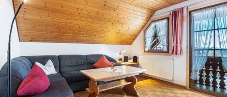 Télévision, table de tennis de table, chaîne hi-fi