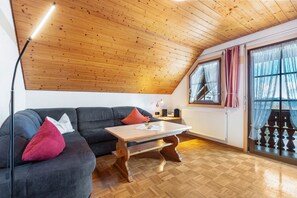 Televisio, pöytätennispöytä, stereot