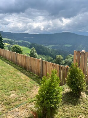 Property grounds - Apartment 'Fuchsbau' with Mountain View, Private Terrace and Wi-Fi (Vordertheissenegg)