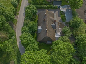 Exterior - Holiday Apartment "Nordlicht" in a Thatched House with Terrace and Wi-Fi (Wesselburener Deichhausen)