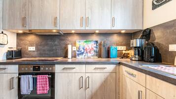 Kylskåp, mikrovågsugn, ugn och spishäll