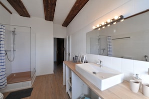 Shower, hair dryer, towels