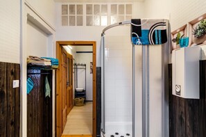 Shower, hair dryer, towels - Studio Apartment 'Gästezimmer Für 3 Personen' with Wi-Fi (Bockenem)