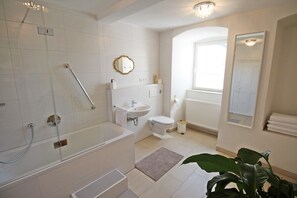 Dusche, Haartrockner, Handtücher
