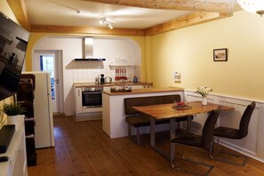 Fridge, oven, stovetop, dishwasher