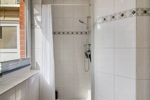 Ducha, secador de pelo y toallas