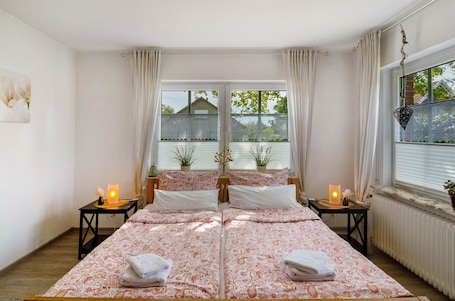 1 室のベッドルーム、アイロン / アイロン台、WiFi (無料)、ベッドシーツ. Apartment 'Haus Scheve' with Private Terrace, Private Garden and Wi-Fi