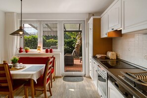 Jääkaappi, mikroaaltouuni, uuni, liesi