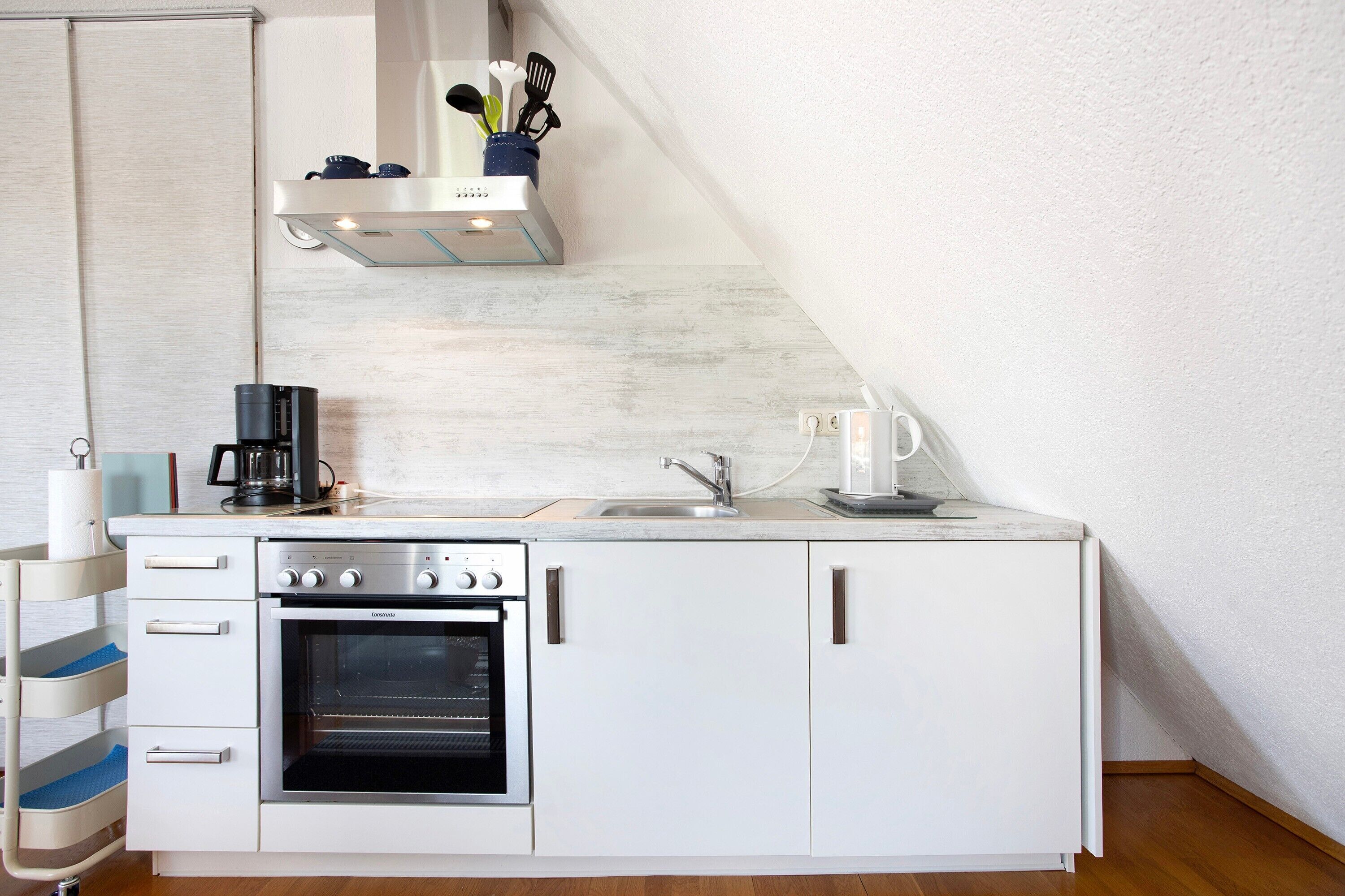 Fridge, oven, stovetop, electric kettle