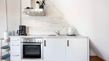 Fridge, oven, stovetop, electric kettle