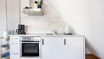 Køleskab, ovn, kogeplade, elkedel