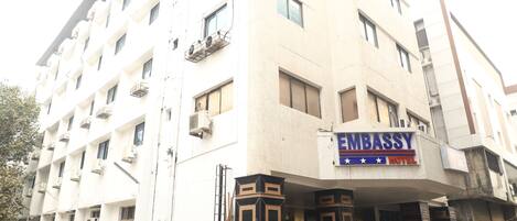 Egy többemeletes épület, amelyen egy „Embassy Hotel” feliratú tábla található.