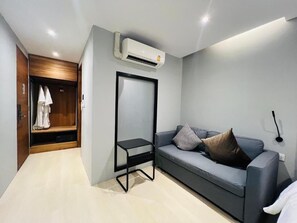 40-inch TV with digital channels - Woodstory Boutique Hotel (Bangkok)