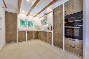 Kylskåp, mikrovågsugn, ugn och diskmaskin