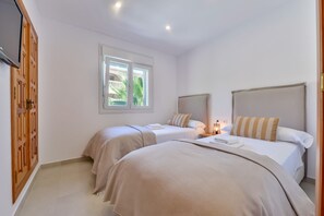 6 室のベッドルーム、アイロン / アイロン台、WiFi (無料)、ベッドシーツ