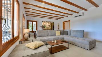 Een televisie en een open haard