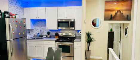 Jääkaappi, mikroaaltouuni, uuni, liesi