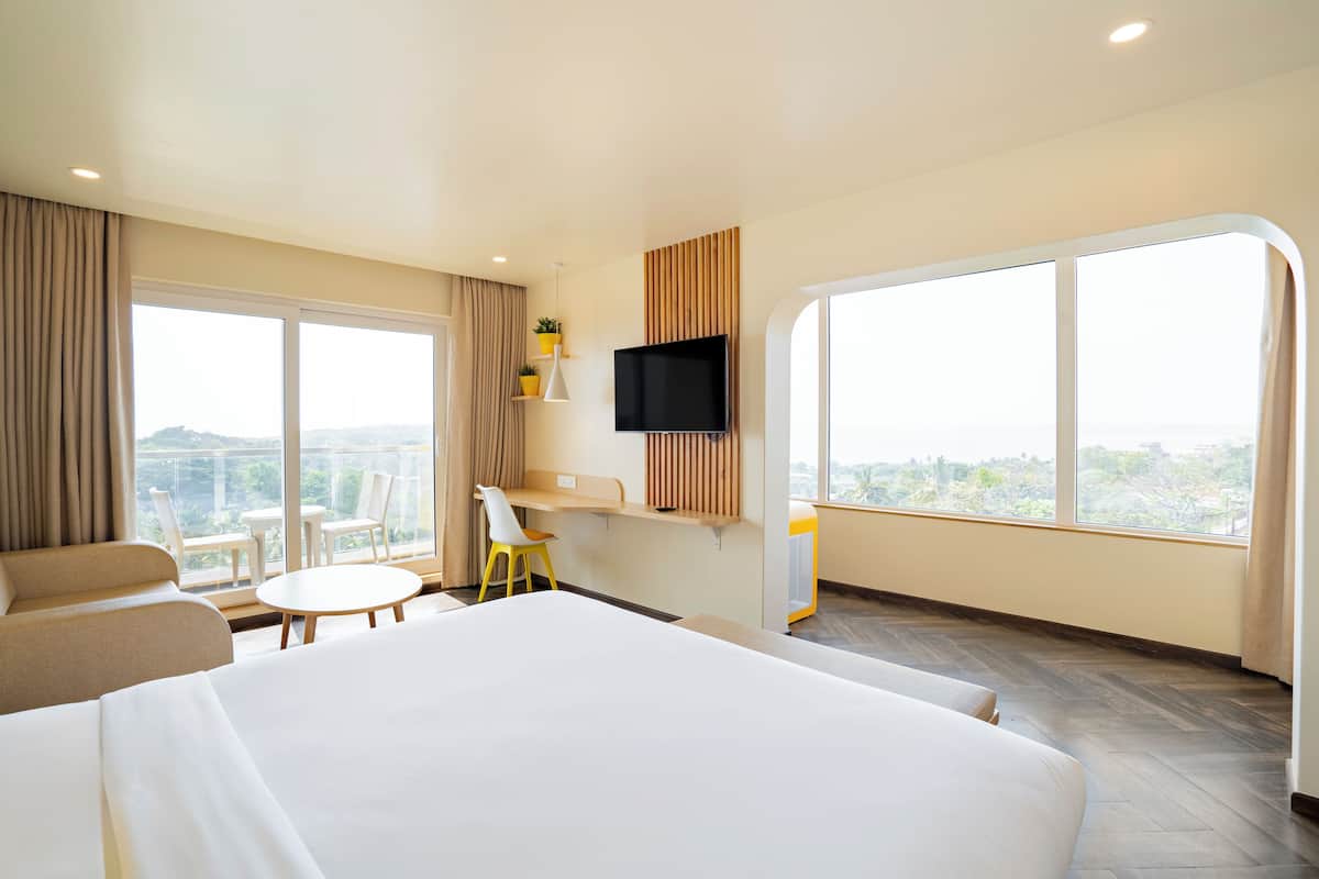 Signature suite | 1 slaapkamer, een kluis op de kamer, een bureau, een laptopwerkplek