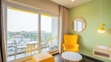 Executive Twin Room | 1 bedroom, in-room safe, desk, laptop workspace