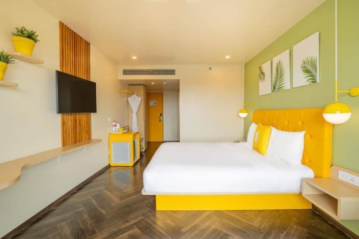 In-room safe, desk, laptop workspace, soundproofing