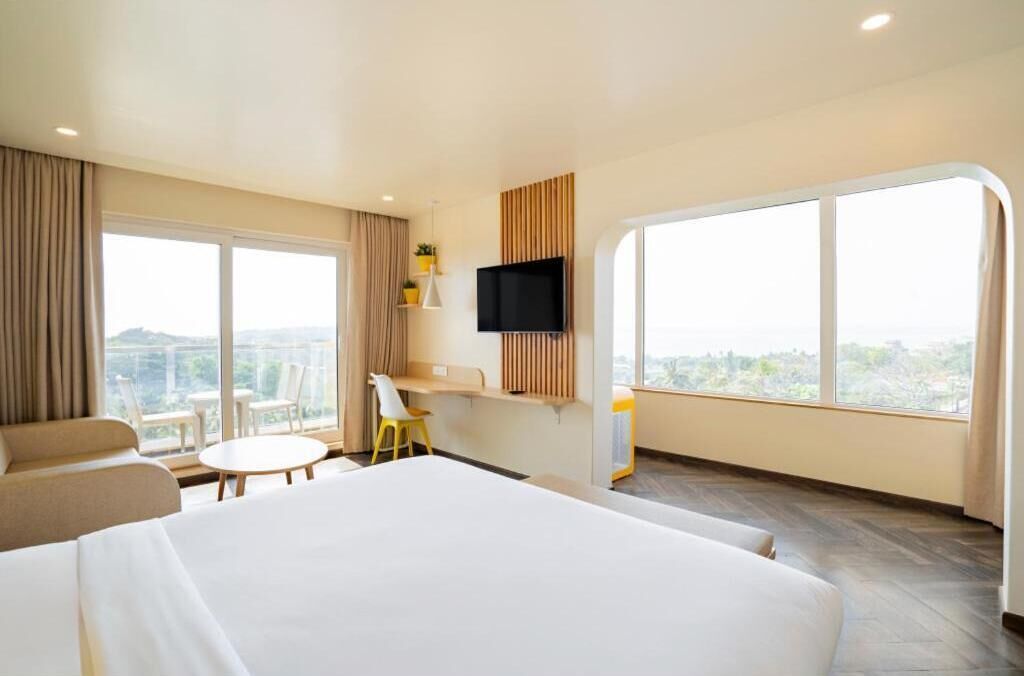 In-room safe, desk, laptop workspace, soundproofing