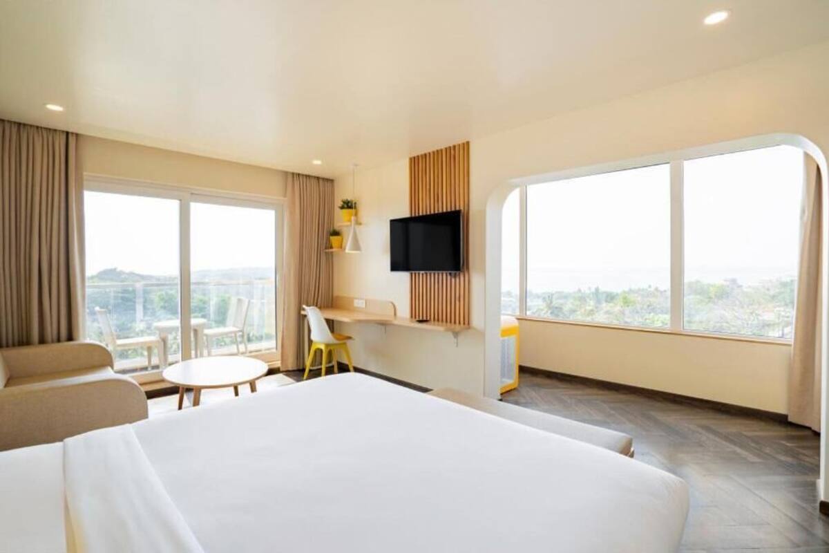 In-room safe, desk, laptop workspace, soundproofing