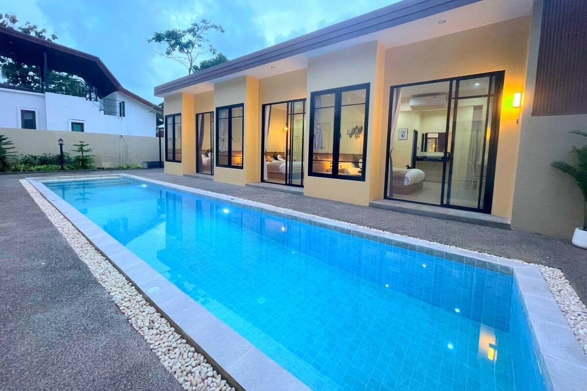 Deluxe kamer, uitzicht op zwembad | 2 slaapkamers, een kluis op de kamer, verduisterende gordijnen