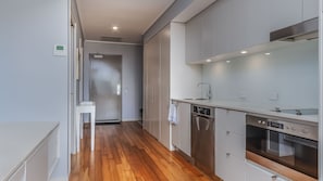 Køleskab, mikrobølgeovn, ovn, kogeplade