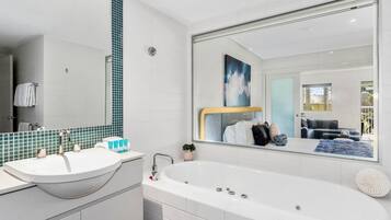 Een douche, een bubbelbad, een haardroger