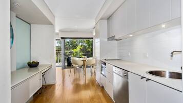 Een koelkast, een microgolfoven, een kookplaat, een vaatwasser