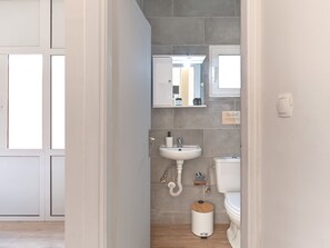 Shower - Cozy Garden Studio (Athens)