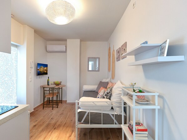 Living room - Cozy Garden Studio (Athens)