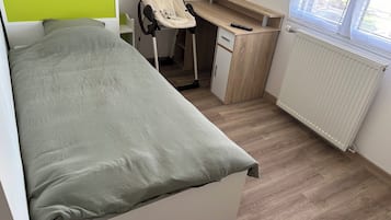 4 slaapkamers, een bureau, een strijkplank/strijkijzer, reisbedje