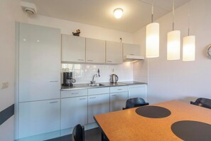 Kylskåp, mikrovågsugn, spishäll och kaffe- och tebryggare