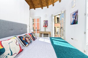 2 間臥室、羽絨被、獨特裝潢、布置獨特