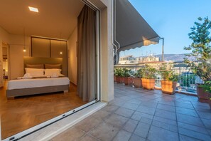 2 bedrooms, in-room safe, desk, iron/ironing board - Unique 2BR Penthouse with Stunning Acropolis View (Athens)